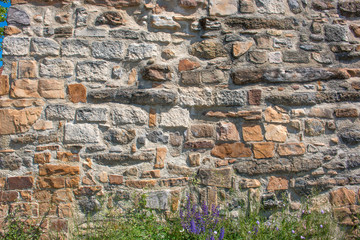 Hintergrund – Natursteinmauer mit eckigen Steinen