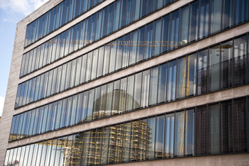 Fototapeta premium Auswärtiges Amt mit Spiegelung des Humboldtforums, Berlin, Deutschland