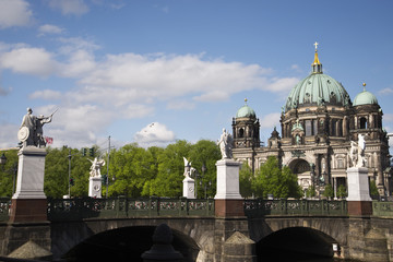 Schlossbrücke mit Sicht auf den Berliner Dom, Deutschland © Tim HvW