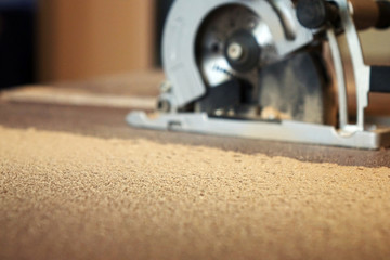 Electric jigsaw cuts chipboard