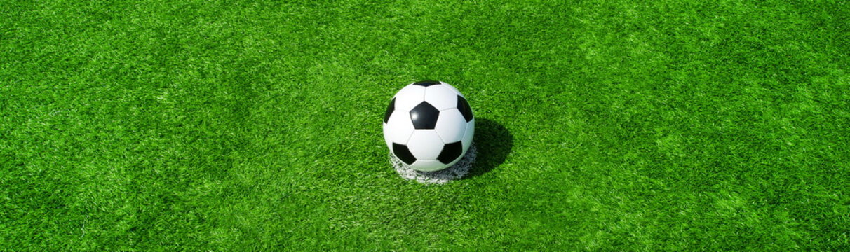 Fussball auf grünem Rasen im Panorama, Querformat für Banner
