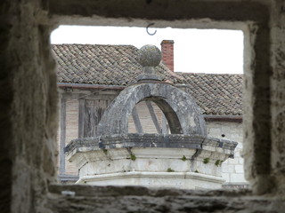 Elément d'architecture pris à travers fenêtre Eymet en Dordogne