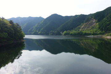 Obraz premium 日本の山の中のダム湖