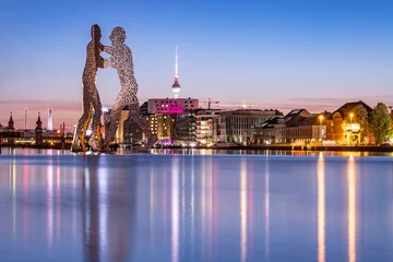 Fototapeten Blick über die Spree mit Molecule Man und Skyline von Berlin  © eyetronic