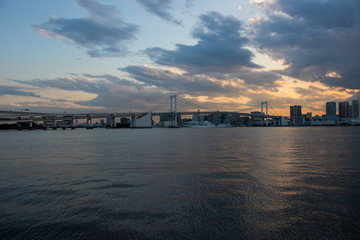 (東京都ｰ都市風景)夕焼けに染まるレインボーブリッジ