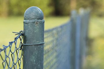 A detail on the top of a pole with a welded sphere in a wire fence. - obrazy, fototapety, plakaty