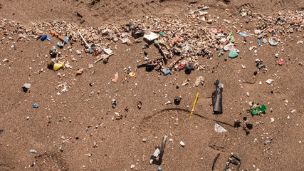 Plastemüll wird angespült