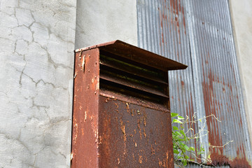 日本の山の中の廃虚