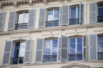 windows of old houses paris.