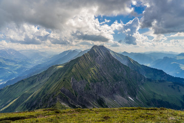 Fototapeta premium Panorama nad przełęczą Niesen koło Berna w Szwajcarii