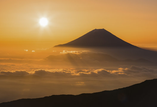 雲海に浮かぶ富士山と朝日