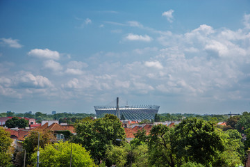 la Vistule avec le stade national en cours de construction en arrière-plan à Varsovie
