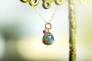 スタンドに飾った天然石のネックレス