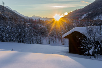 Winterlandschaft im Goms Wallis im Süden der Schweiz beim Sonnenuntergang
