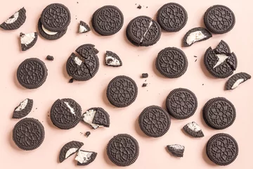 Foto op Plexiglas Oreo (chocolade en room) koekjes © mizina