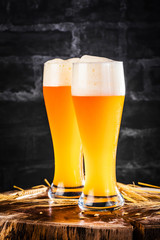 Weissbier Glas auf einem dunkelem Hintergrund