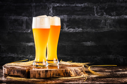 Weissbier Glas auf einem dunkelem Hintergrund