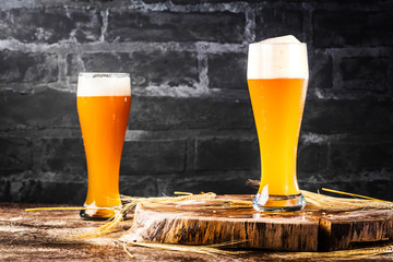 Weissbier Glas auf einem dunkelem Hintergrund