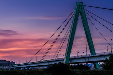 Severinsbrücke in Köln zum Sonnenuntergang.