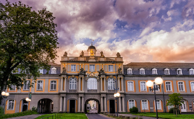 Universität Bonn zum Sonnenuntergang  - obrazy, fototapety, plakaty