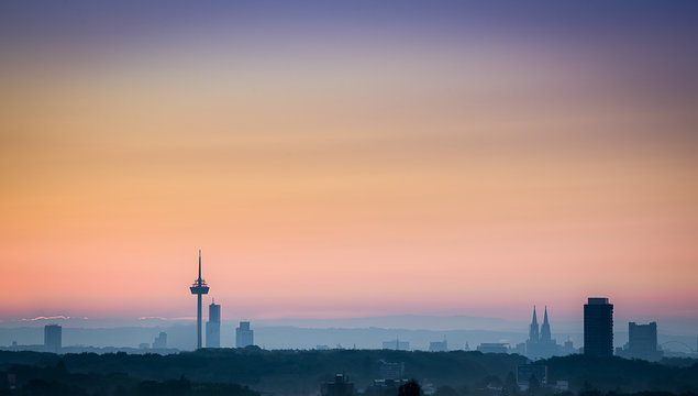 Skyline von Köln zum Sonnenaufgang