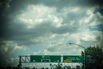 Fototapeta premium 405 south freeway sign under a cloudy sky