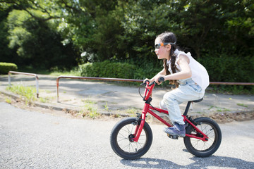 自転車に乗る女の子