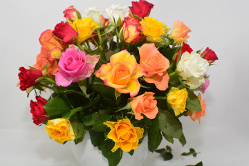 Bunter Rosenstrauß in weißer Kugelvase