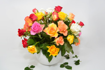 Bunter Rosenstrauß in weißer Kugelvase