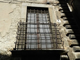 vecchia finestra con  inferriate