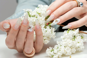 Obraz na płótnie Canvas Amazing 3d Flower nail art design on tinted glass nails.