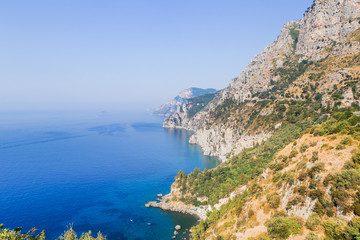 Fototapeta premium Wybrzeże Amalfitańskie. Widok z tarasu widokowego w pobliżu Positano. Włochy