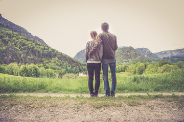 Verliebtes Paar blickt in die Ferne, Landschaft