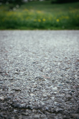 Nahaufnahme Asphalt, unscharfer Hintergrund