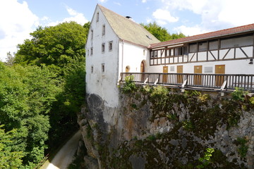 Fototapeta na wymiar Vorburg Burg Wildenstein auf Felsen.