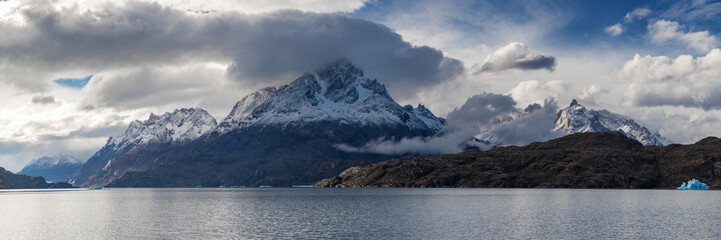 Fototapeta na wymiar Panorama of the Grey lake