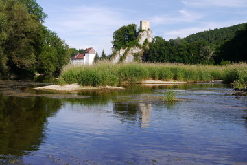 Fototapeta na wymiar Donau mit Burg Dietfurt auf Felsen im Donaudurchbruch.
