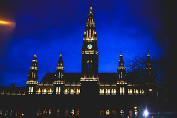 Obraz premium Night view of Vienna New City Hall, also known as Wiener Neue Rathaus, the seat of local government of Vienna, located on Rathausplatz in the Innere Stadt district.
