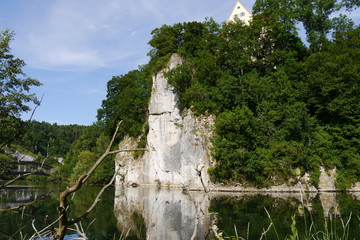 Felsen an der Donau mit Schloss Gutenstein.