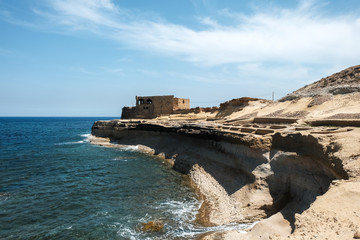 Obraz premium salt pans and abandoned building at Gozo islands, Malta