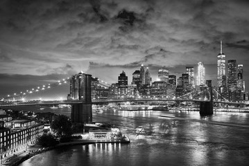 Plakat Brooklyn Bridge and Manhattan at night, New York City.