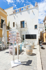 Obraz premium Gallipoli, Apulia - Tiny liettle restaurant with colorful interior