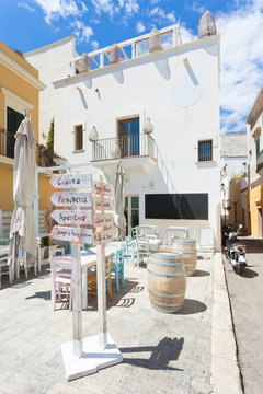Gallipoli, Apulia - Tiny liettle restaurant with colorful interior