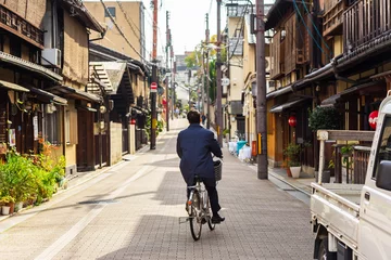 Papier Peint photo Kyoto Cycliste dans une rue de la ville de Kyoto, au Japon. Copiez l& 39 espace pour le texte.