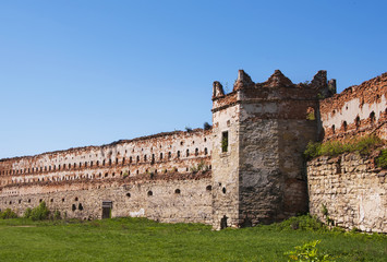 Obraz premium Ruins of the tower and wall of the old castle