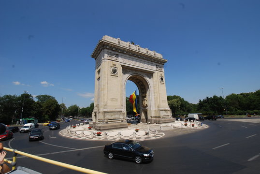  Arcul de Triumf; car; sky; landmark; arch