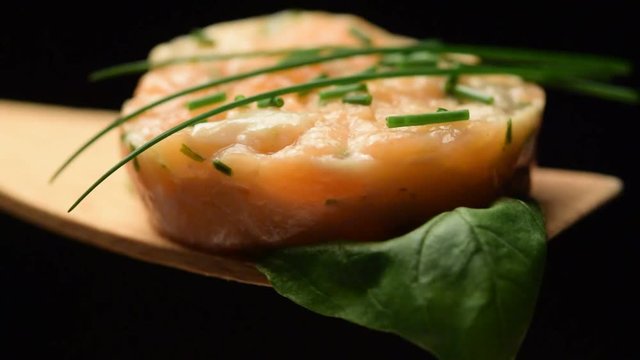 Salmo salar タイセイヨウサケ &Sigma;&omicron;&lambda;&omicron;&mu;ό&sigmaf; &tau;&omicron;&upsilon; &Alpha;&tau;&lambda;&alpha;&nu;&tau;&iota;&kappa;&omicron;ύ Tartara Saumon di salmone Lachs 大西洋鮭 Salm&oacute;n video 대서양연어 Атлантический лосось سلمون أطلسي Lohi Carpaccio fish pesce