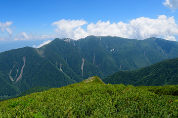 Fototapeta na wymiar 南アルプス　鳳凰三山　北岳からの眺め