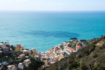 山上から見下ろすチンクエ・テッレの村　リオマッジョーレ～険しいリグーリア海岸の5つの村（イタリア・リグーリア州）