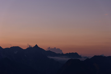 北アルプス　夕暮れ時の槍ヶ岳